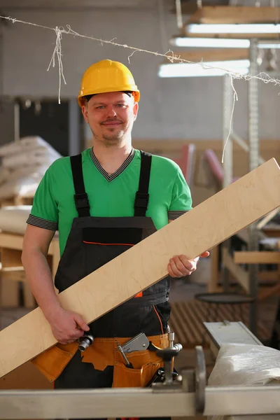 Portret van een glimlachende timmerman — Stockfoto