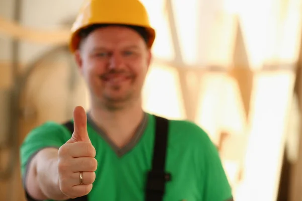 Trabalhador sorrindo em amarelo capacete mostrar confirmar sinal — Fotografia de Stock