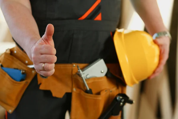 Mão de trabalhador em amarelo capacete mostrar confirmar — Fotografia de Stock