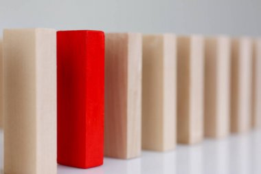 Bir kırmızı kazanan piyango ahşap blok satır