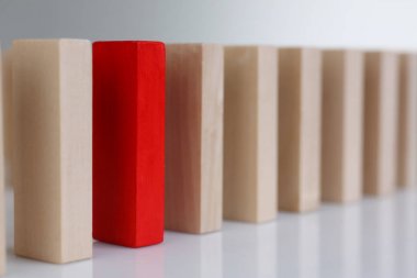 Bir kırmızı kazanan piyango ahşap blok satır