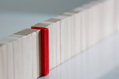 Bir kırmızı kazanan piyango ahşap blok satır