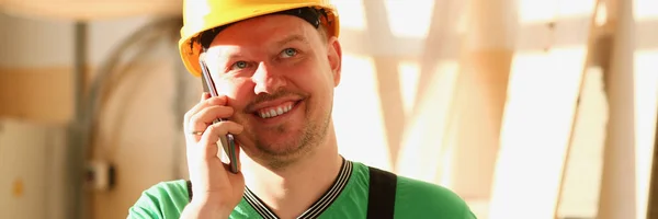 Tukang kayu berbicara di telepon di toko perangkat keras — Stok Foto