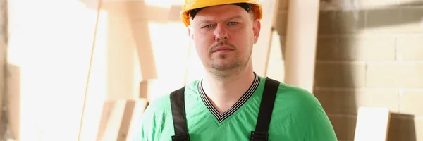 Retrato de jovem atraente no trabalho — Fotografia de Stock