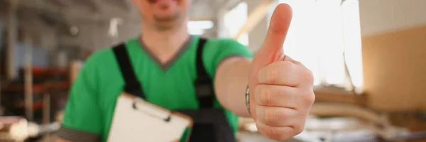 Trabajador sonriente en casco amarillo mostrar signo de confirmación —  Fotos de Stock