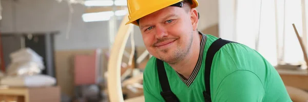 Porträt eines attraktiven jungen Mannes in Arbeit — Stockfoto