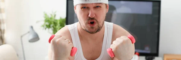 Aantrekkelijke jongeman die zich bezighouden met fitness — Stockfoto