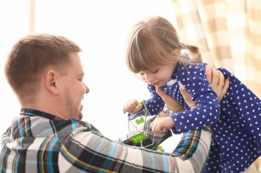 Baba oynamak sevimli küçük kız mavi elbiseli ile