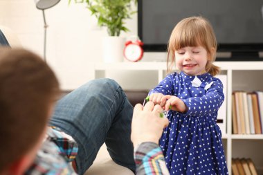 Baba oynamak sevimli küçük kız mavi elbiseli ile