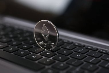 Gümüş ethereum para üstünde laptop yalan söylüyor