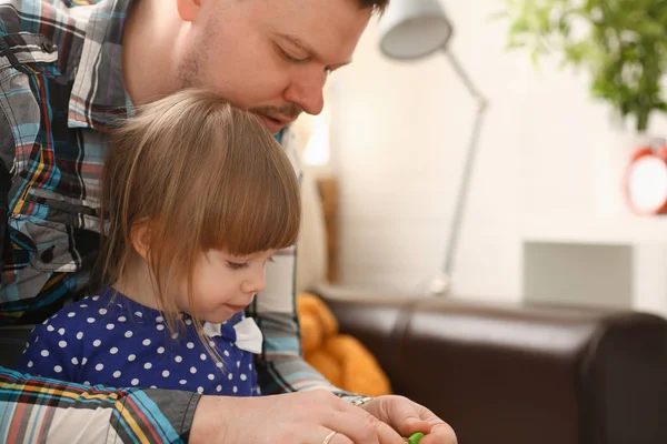 Pappa spela med söt liten flicka i blå klänning — Stockfoto