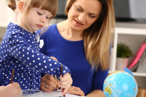 Rubio sonriente niña sostener en brazo cepillo — Foto de Stock