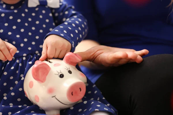 Kind weinig meisje arm munten ingebruikneming spaarpot — Stockfoto