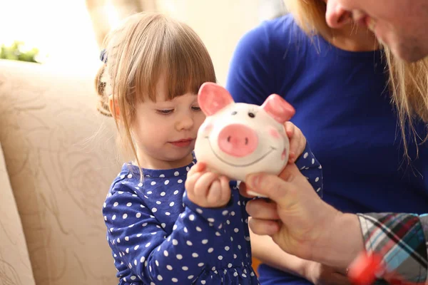 Kind weinig meisje arm munten ingebruikneming spaarpot — Stockfoto