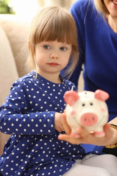 Kind weinig meisje arm munten ingebruikneming spaarpot — Stockfoto