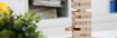 İşadamı jenga el stratejisinde çalış