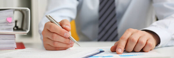 Мужская рука с серебряной ручкой готов к
