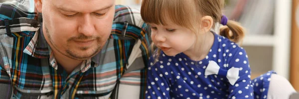 Linda niña en alfombra de piso con papá — Foto de Stock