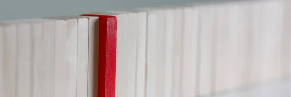 Una fila de bloques de madera ganadora roja —  Fotos de Stock