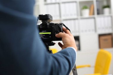 Takım elbiseli erkek silah video kamera tripod monte