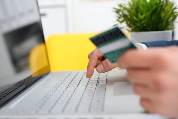 Mannelijke wapens houd creditcard druk knoppen — Stockfoto