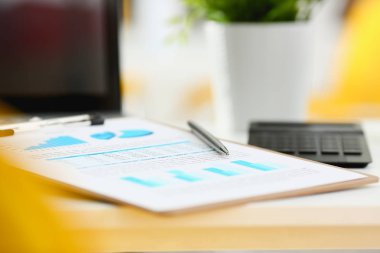 Gümüş kalem şişirmek için kırpılmış önemli istatistikleri kağıt üzerinde yalan