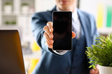 Takım elbiseli erkek kolunu göster kamera telefon ekranını
