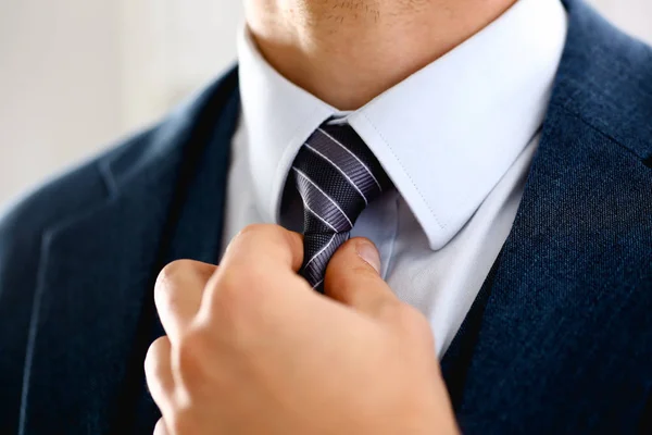 Brazo masculino en traje azul conjunto corbata primer plano —  Fotos de Stock