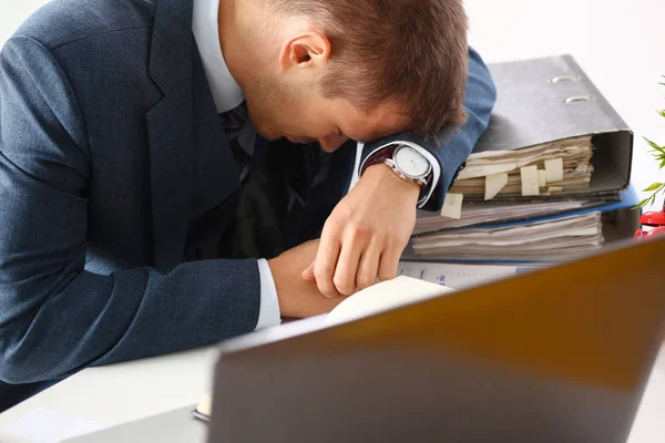 Cansado escritório masculino clerk em terno tirar cochilo — Fotografia de Stock