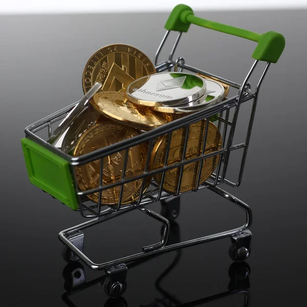 Mand van supermarkt met munten crypto munt — Stockfoto