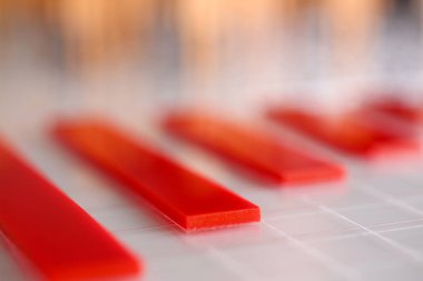Kırmızı plastik graph sütunları tablo