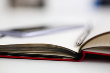 Gümüş kalem açılan Not Defteri sayfası portre üzerinde yalan