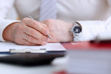 Takım elbise ve kravat erkek kol tutun gümüş kalem