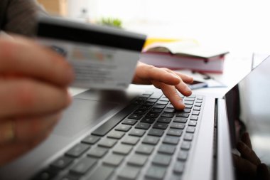 Kredi kartı basın düğmeleri transfer yapma erkek silah tutun