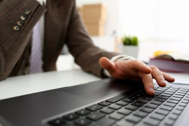 Gümüş klavyede yazarak takım elbiseli erkek silah