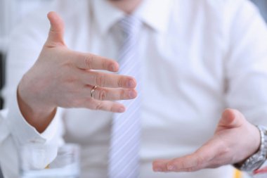 Konferans sırasında erkek kolları açık