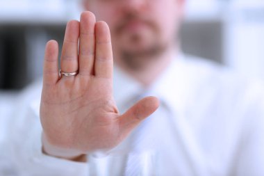 Erkek kolunu göster palm konferans görüşmesi sırasında