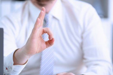 Erkek kol Tamam gösterme veya office konferans sırasında Onayla