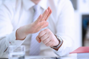 Konferans sırasında erkek kolları açık