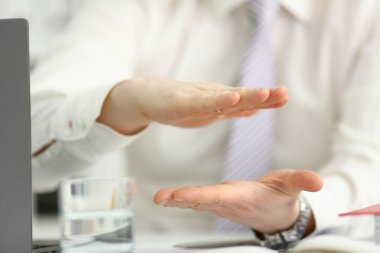 Takım elbiseli adam kollarını çırp Tebrikler