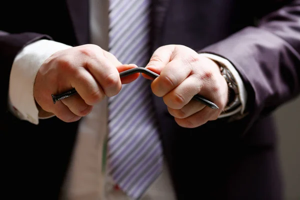 Homme en costume et cravate plier ongle avec bras gros plan — Photo