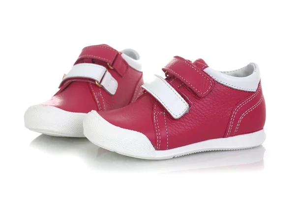 Petit enfant rouge chaussures isolées sur fond blanc — Photo