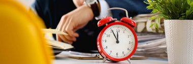 Kırmızı alarm clock geç zaman closeup gösterir
