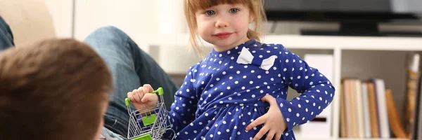 Papa spelen met schattig klein meisje in blauwe jurk — Stockfoto