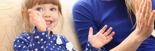 Söt liten flicka spela med mamma pat-a-cake — Stockfoto