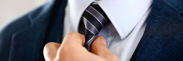 Männlicher Arm im blauen Anzug mit Krawatte Nahaufnahme — Stockfoto