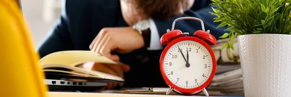 Reloj despertador rojo muestra el cierre de la hora tardía —  Fotos de Stock
