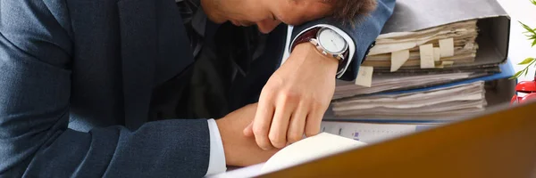 Oficina cansada empleado masculino en traje tomar siesta — Foto de Stock