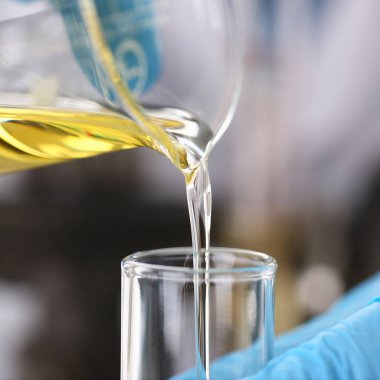 Tüp Bebek koruyucu eldiven erkek el ele tutuşur