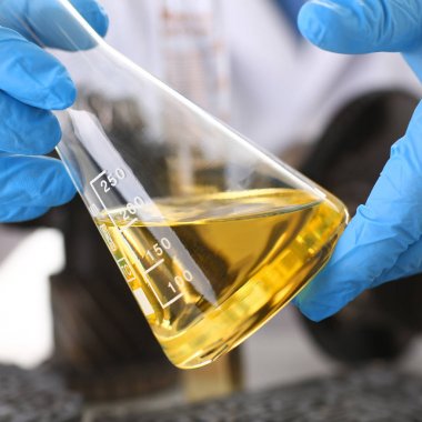 Tüp Bebek koruyucu eldiven erkek el ele tutuşur